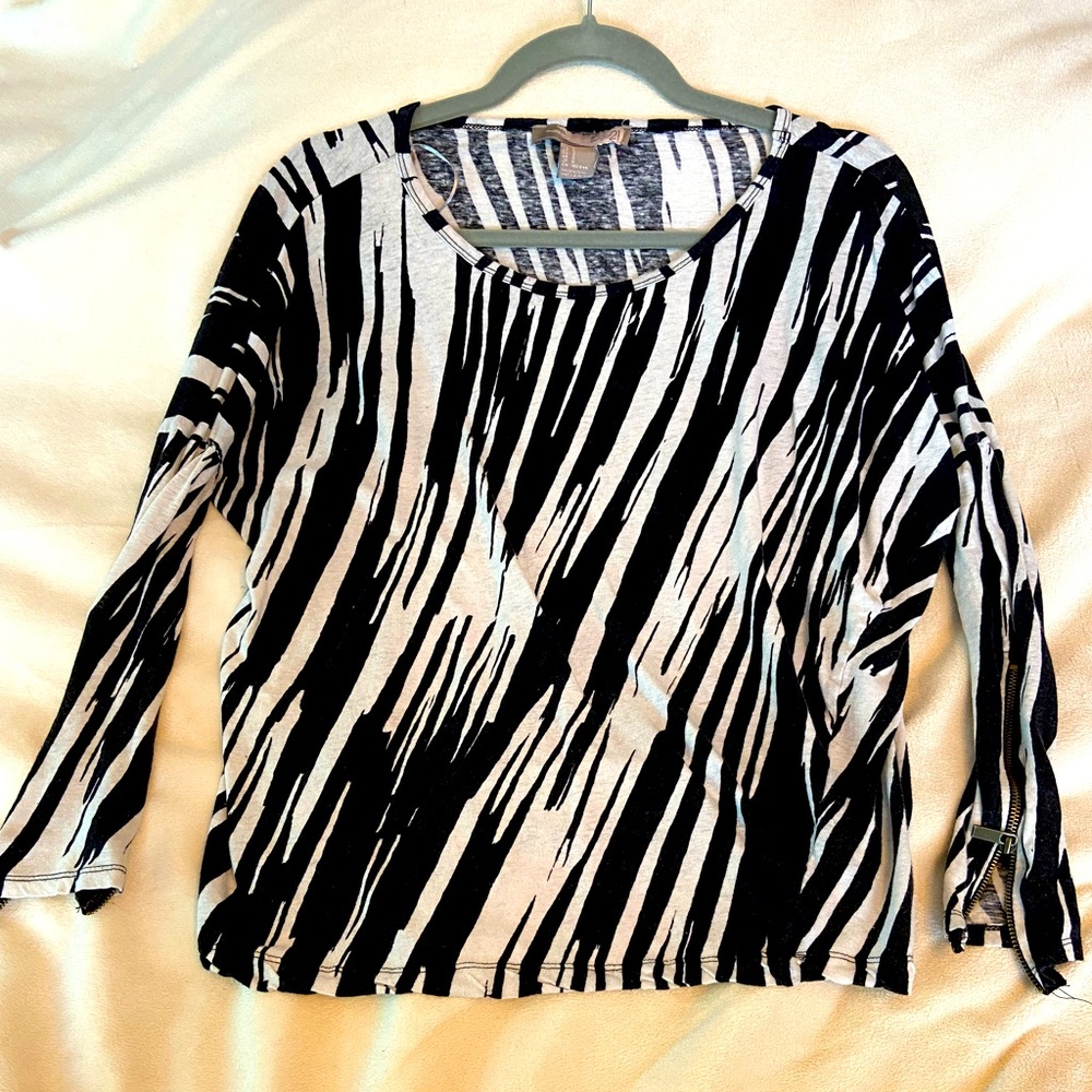 Small Love21 zebra print shirt.